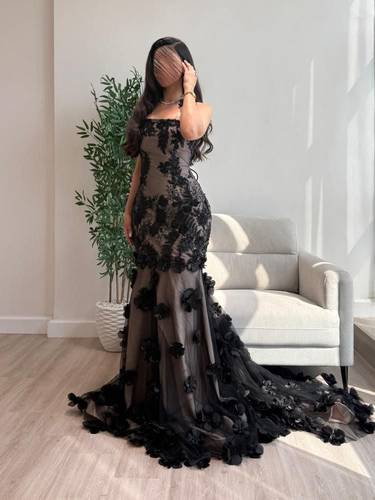   فستان سهرة أسود فاخر بورود وتطريز راقي
