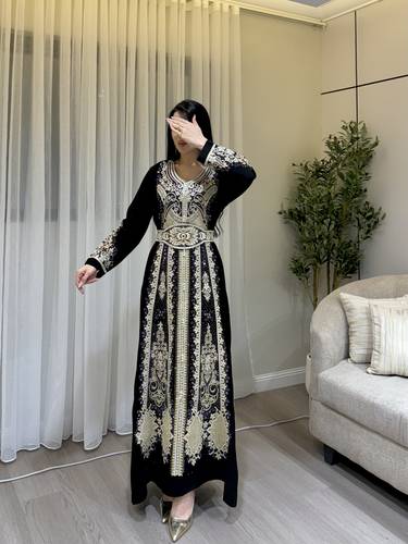 جلابية سهرة أسود بتطريز ملكي