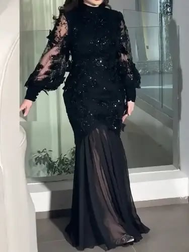فستان سهرة أسود فاخر بتطريز يدوي وأكمام شفافة راقية