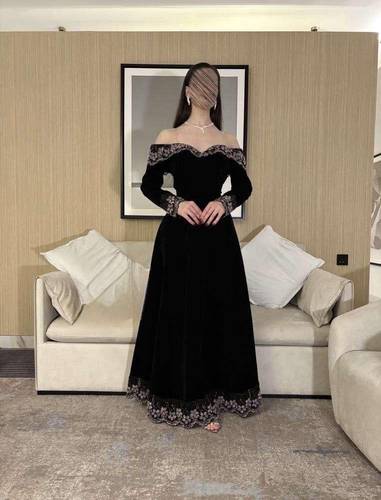 فستان سهرة أسود بأكتاف مكشوفة وتطريز دانتيل فاخر - ROSE FASHION