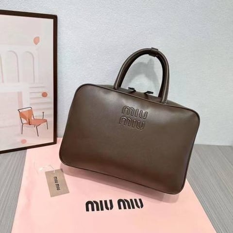شنطة نسائية ماركة ميو ميو