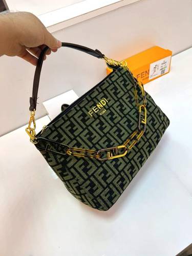 شنطة نسائية ماركة فندي 