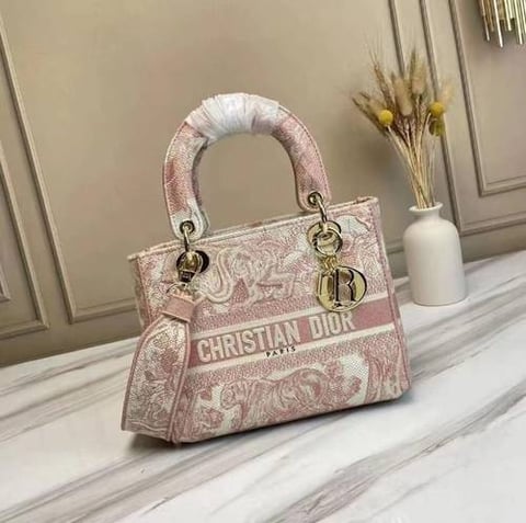 شنطة نسائية ماركة ديور 