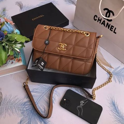 شنطة يد نسائية من ماركة شانيل