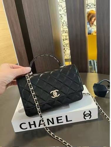 شنطة نسائية ماركة شانيل 