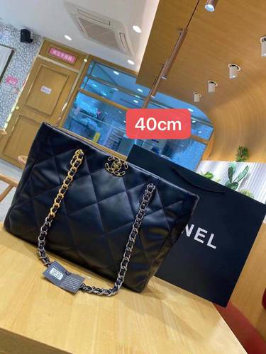 شنطة نسائية ماركة شانيل
