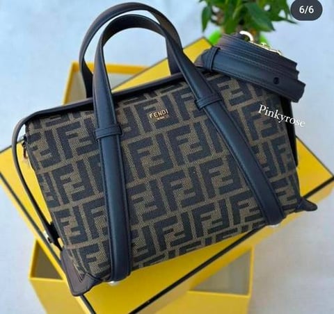 شنطة نسائية ماركة فندي 
