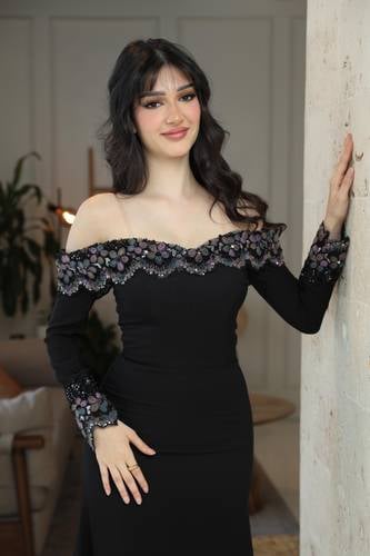 فستان أسود راقٍ بتصميم أوف شولدر مع أكمام