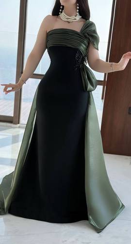 فستان سهرة مزين بتطريز راقي