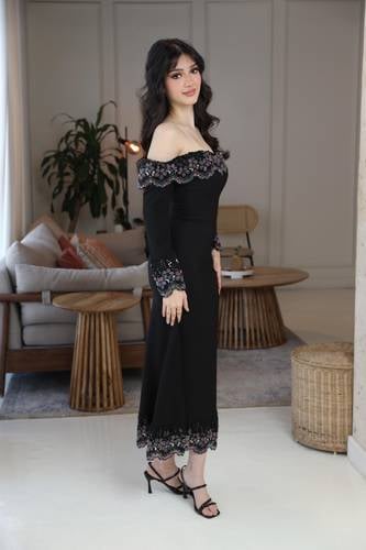 فستان أسود راقٍ بتصميم أوف شولدر مع أكمام