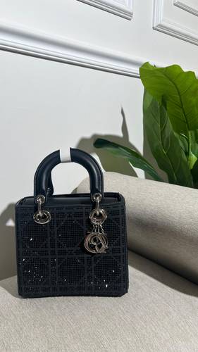 شنطة سوداء وسط