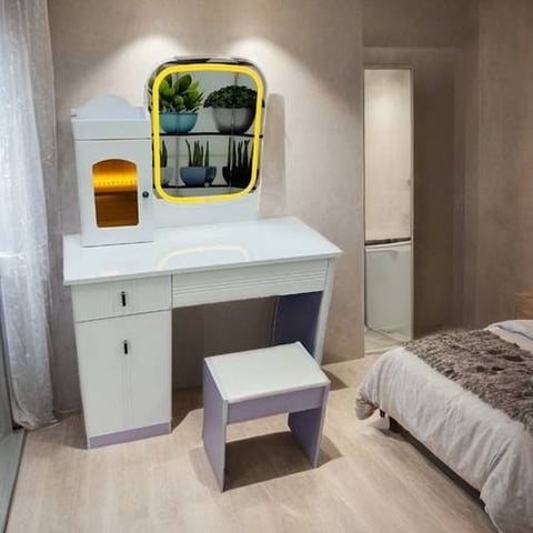 طاولة تزيين مع مراة اضاءة