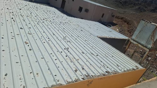 أبٌ يختنق بهمّ الديون.. وسقفٌ يوشك أن يخذل أبناءه