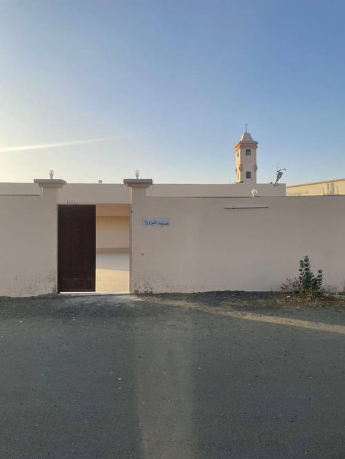 تغيير سجاد مسجد البركة بجنوب المدينة