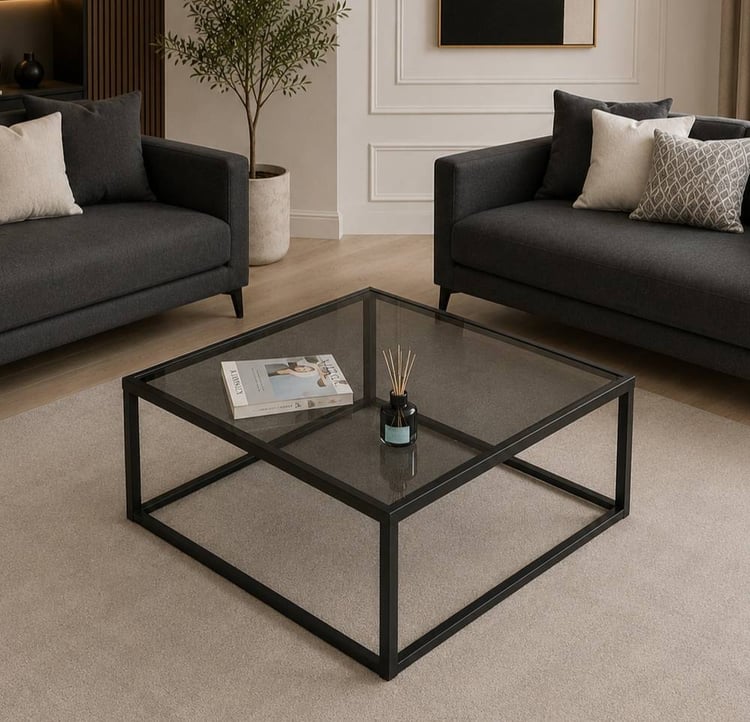 طاولة وسط فالنتير الفاخرة 100×100 سم بتصميم عصري مربع مع سطح زجاج أسود وإطار معدني أنيق تجمع بين الفخامة والعملية لطاولات القهوة والضيافة