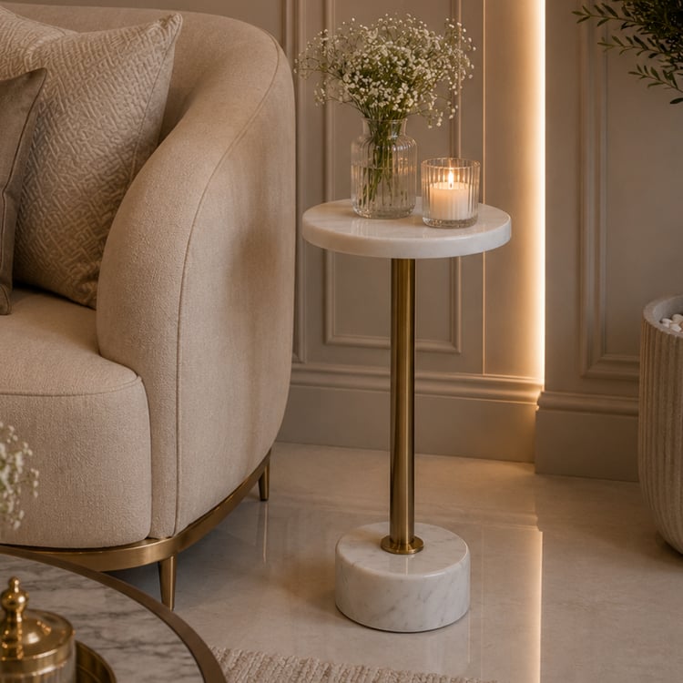 طاولة خدمة مفردة ريفنتا بسطح رخام أبيض مع إطار ذهبي فاخر – طاولة جانبية أنيقة بتصميم عصري راقٍ للمجالس وغرف المعيشة والاستقبال وتقديم الضيافة
