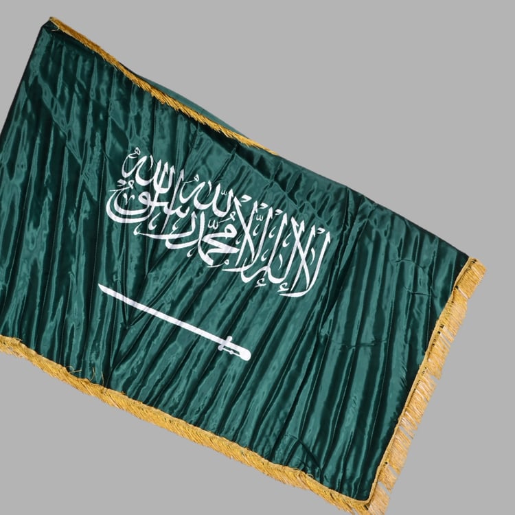 علم المملكة العربية السعودية مع الهدب لليوم الوطني السعودي – بعصا 145×90 سم للاحتفالات الوطنية