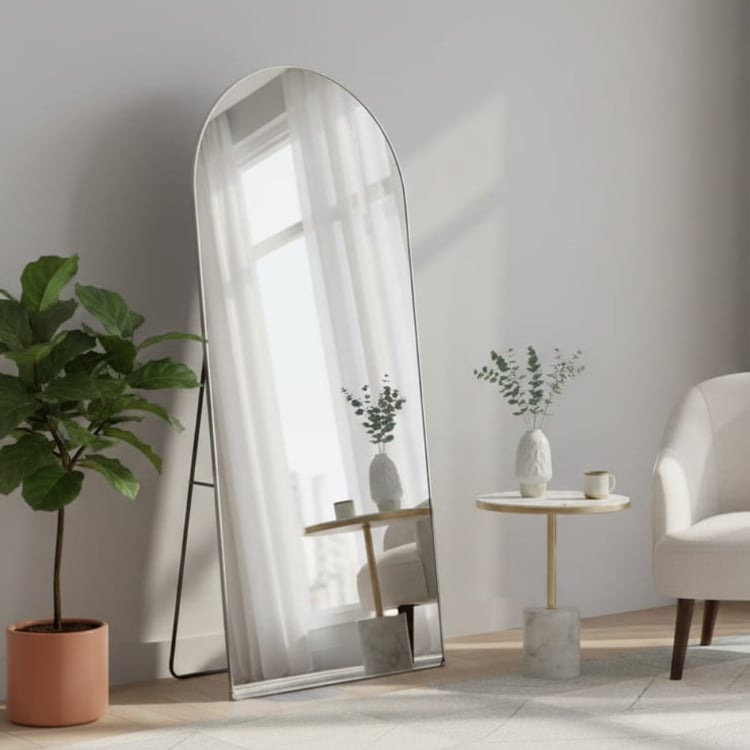 مراية ليرتاترا الطويلة الأرضية 180×60 سم بإطار فضي فاخر مع استاند ثابت – مرآة كبيرة بتصميم مقوس أنيق لغرف النوم وغرف الملابس والديكور العصري