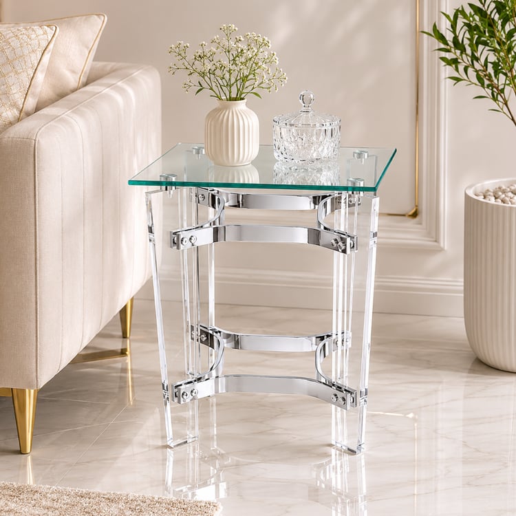 طاولة خدمة كيروزا مربعة بسطح زجاج وأرجل أكريليك شفاف مع فضي  – طاولة جانبية أنيقة بتصميم عصري يجمع بين شفافية الأكريليك وفخامة اللون الذهبي