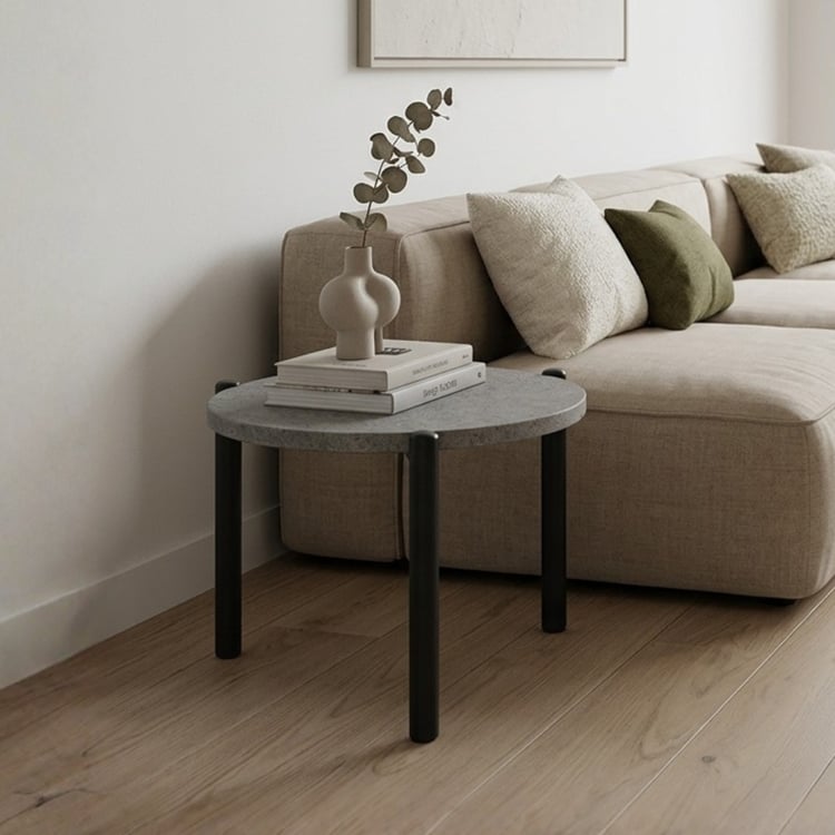 طاولة خدمة استريفا الخشبية الفاخرة المدورة مقاس 35×25 سم لون رمادي – طاولة جانبية أنيقة بتصميم عصري راقٍ لغرف المعيشة والمجالس والضيافة الراقية