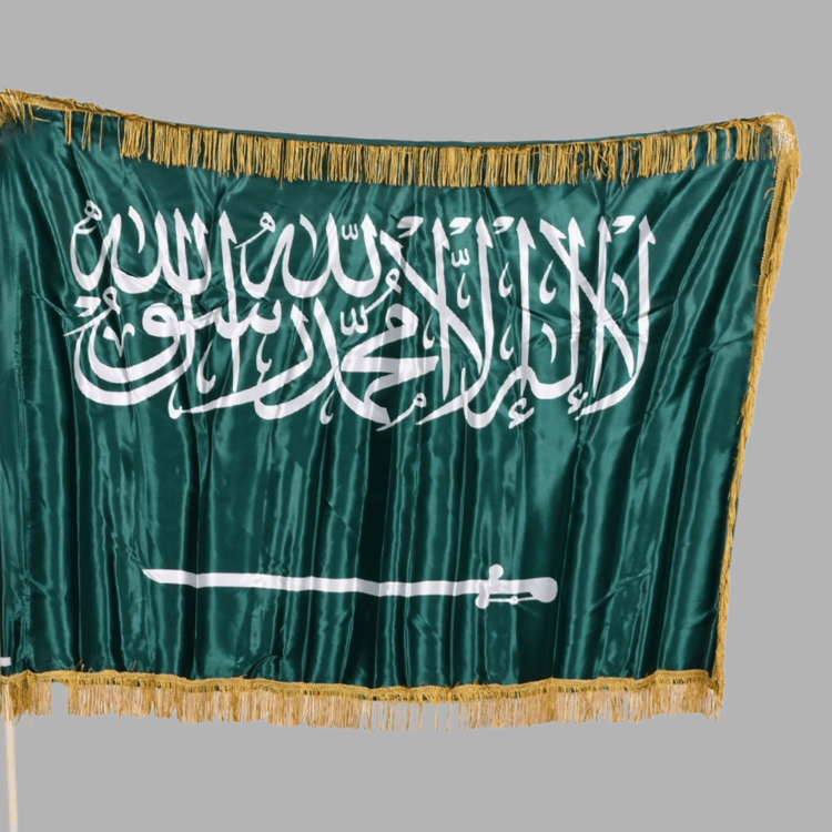 علم المملكة العربية السعودية مع الهدب لليوم الوطني السعودي – بعصا 120×80 سم للاحتفالات الوطني