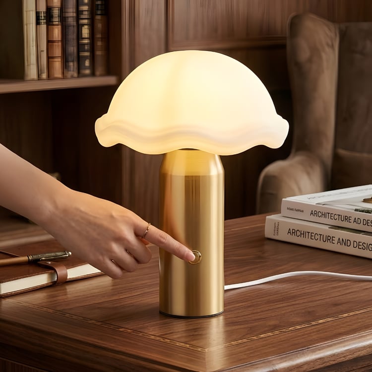 اباجورة LED بشكل فطر بلون ذهبي – تصميم عصري لإضاءة الطاولات وغرف النوم