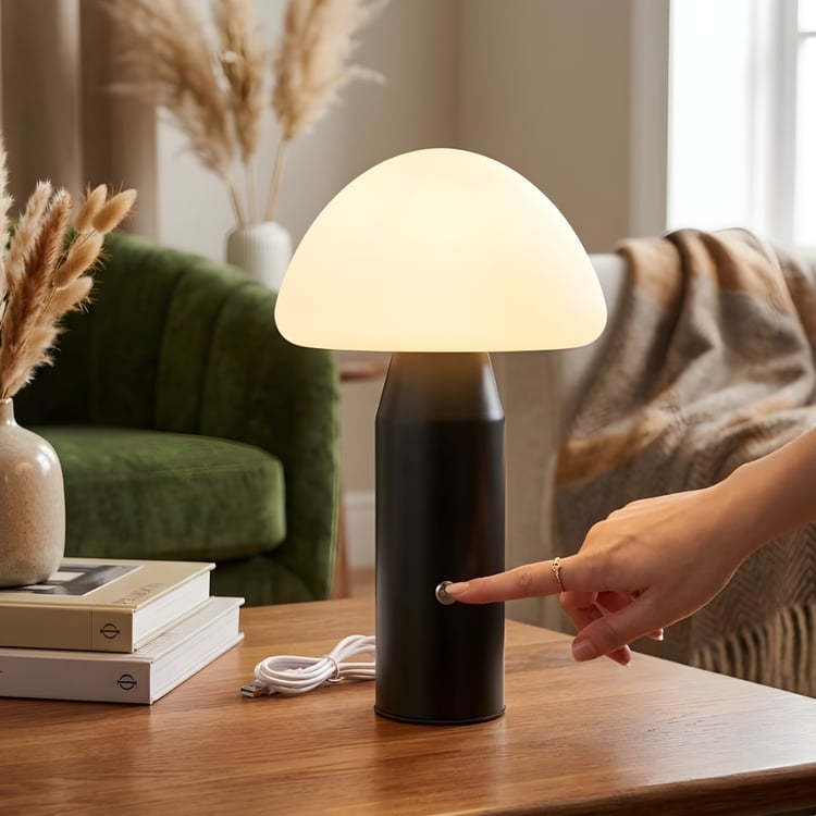اباجورة LED بتصميم نصف بيضاوي لون اسود– فخامة وأناقة لإضاءة غرف النوم والطاولات
