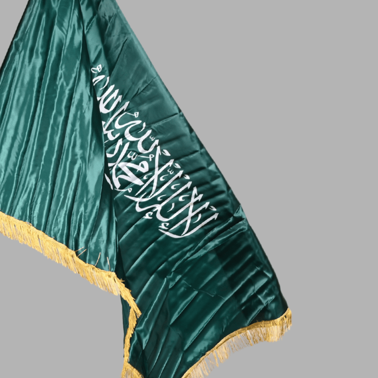 علم المملكة العربية السعودية مع الهدب لليوم الوطني السعودي – بعصا 145×90 سم للاحتفالات الوطنية