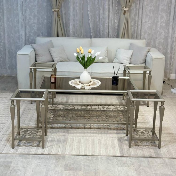طقم طاولات ضيافة لوفينزا. دورين 1+4 قطع بسطح زجاج بني فاخر وتصميم مودرن أنيق لطاولات القهوة والمجالس وغرف المعيشة والاستقبال