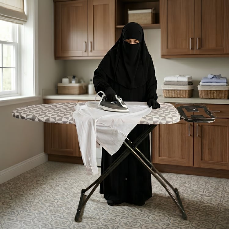 طاولة كوي كاسيلو 120×38 سم لون أبيض مع بني – تصميم عصري أنيق يوفر الثبات والراحة أثناء الكي، لتمنحك نتائج مثالية وتجربة استخدام عملية تناسب احتياجات المنزل الحديثة.
