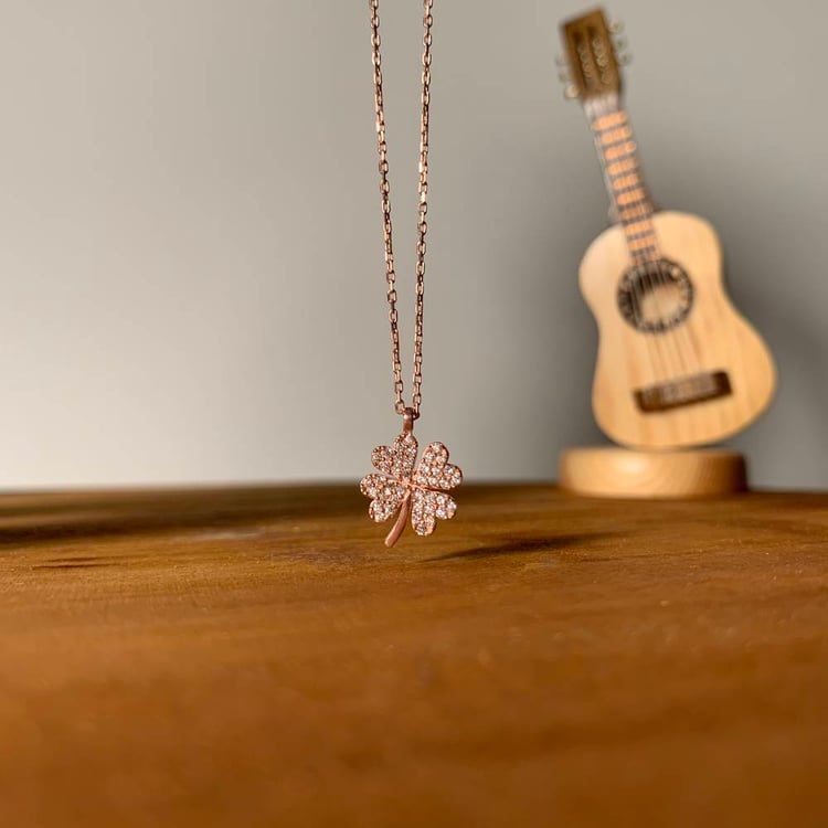 متجر الحلي | سلسلة الوردة، أبيضTrinkets boutique - The flower necklace