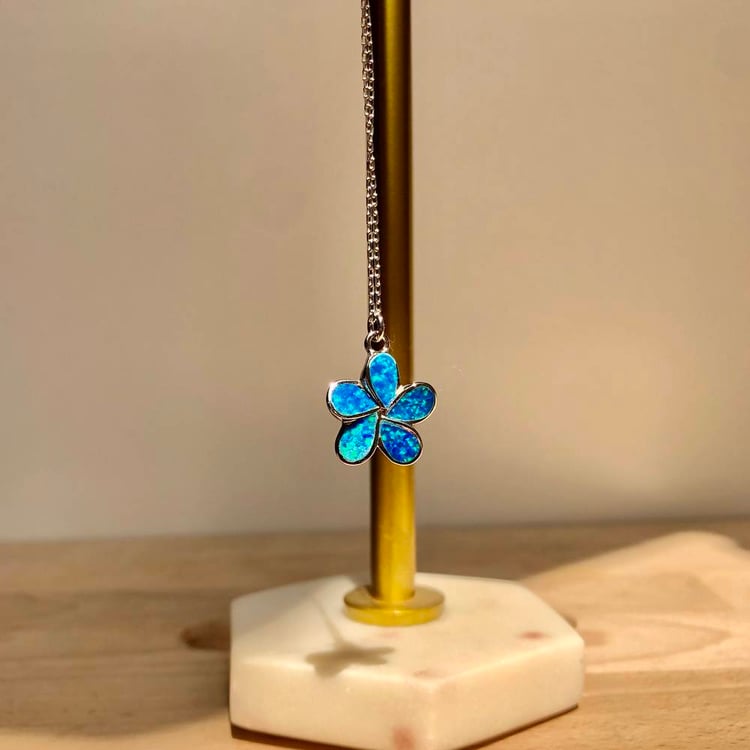 متجر الحلي - سلسلة وردة الأوبال Trinkets boutique - Opal flower neckla