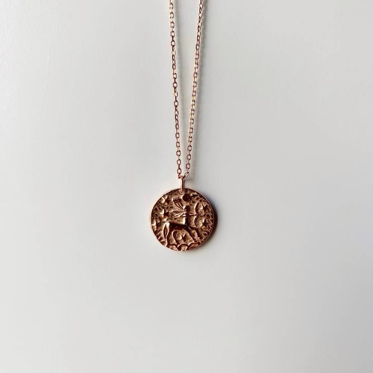 متجر الحلي - سلسلة العملة، ذهبي زهريTrinkets boutique - The token neck
