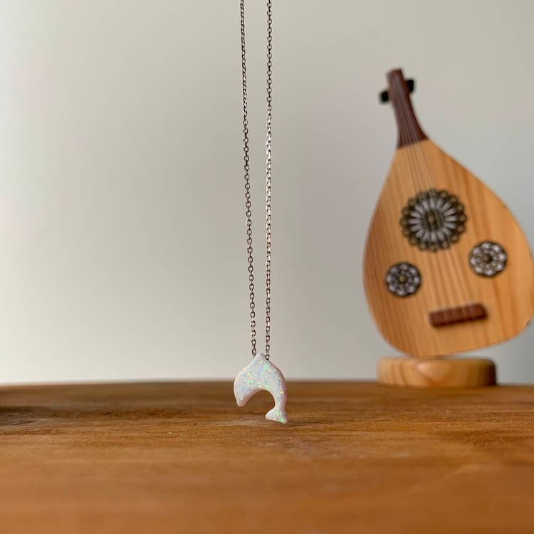 متجر الحلي | سلسلة دولفين أوبال، أبيض Trinkets boutique - Opal dolphin