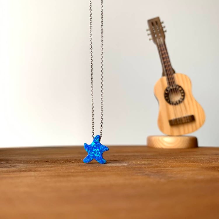 متجر الحلي | سلسلة نجمة بحر أوبال، أزرقTrinkets boutique - Opal starfi