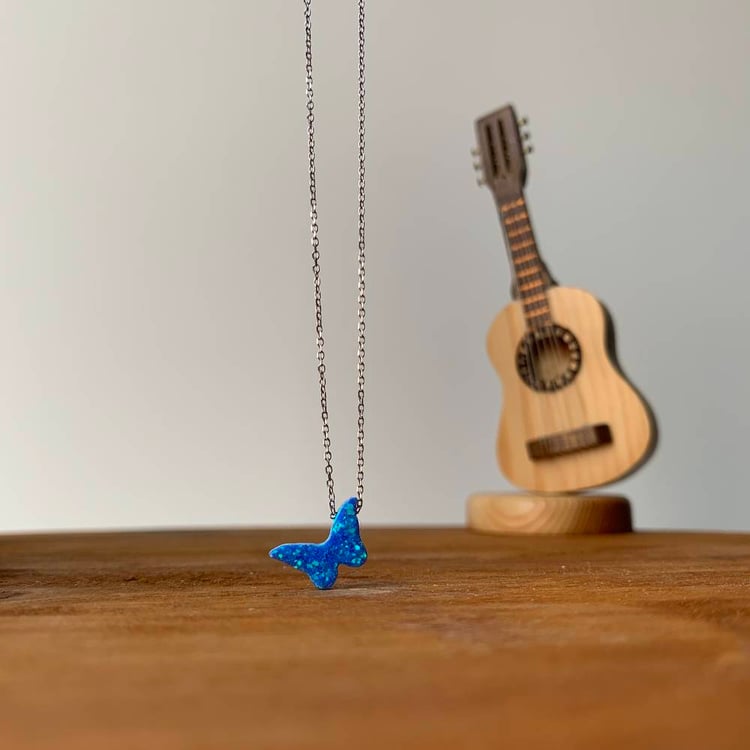 متجر الحلي | سلسلة فراشة أوبال، أزرق Trinkets boutique - Opal butterfl