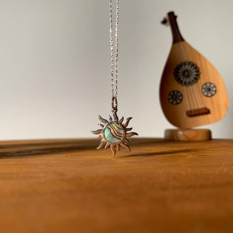 متجر الحلي | سلسلة شمس أبالون Trinkets boutique - Abalone sun necklace