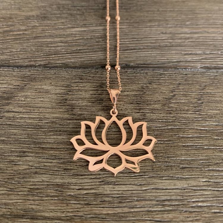 متجر الحلي - قلادة زهرة اللوتس، ذهبي زهريTrinkets boutique - Lotus flo