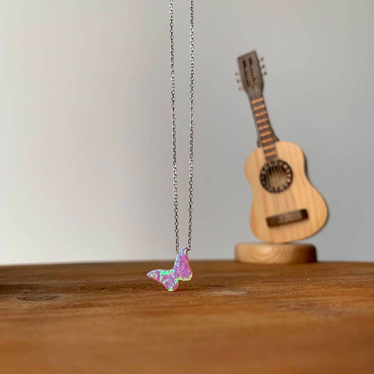متجر الحلي | سلسلة فراشة أوبال، ورديTrinkets boutique - Opal butterfly