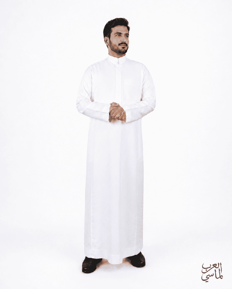 تفاصيل أكمام ثوب العرب الرجالي الأبيض بتصميم عملي وخياطة نظيفة مناسب للإطلالة السعودية الرسمية