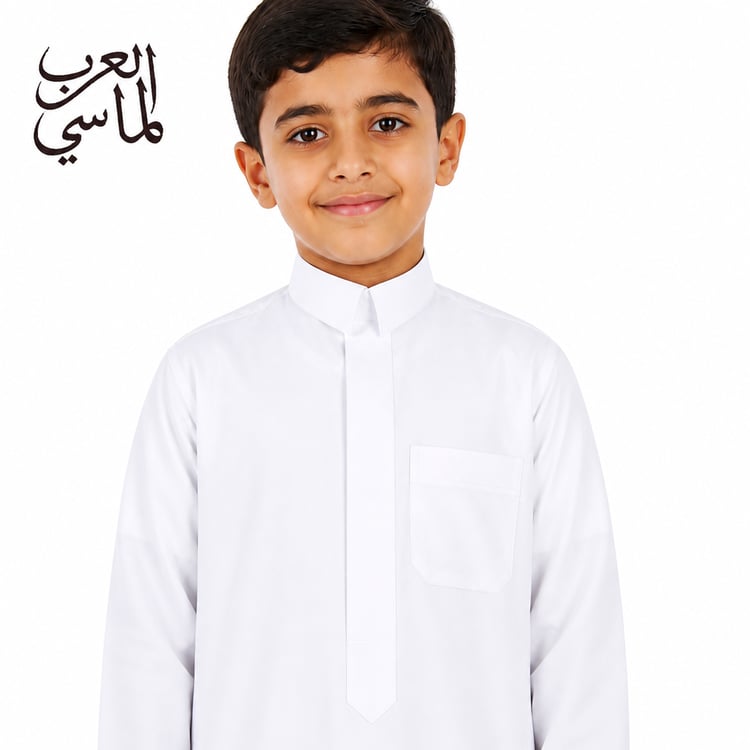ولد يلبس ثوب أبيض قلاب سادة من ثوب العرب – متجر العرب الماسي للمستلزمات الرجالية