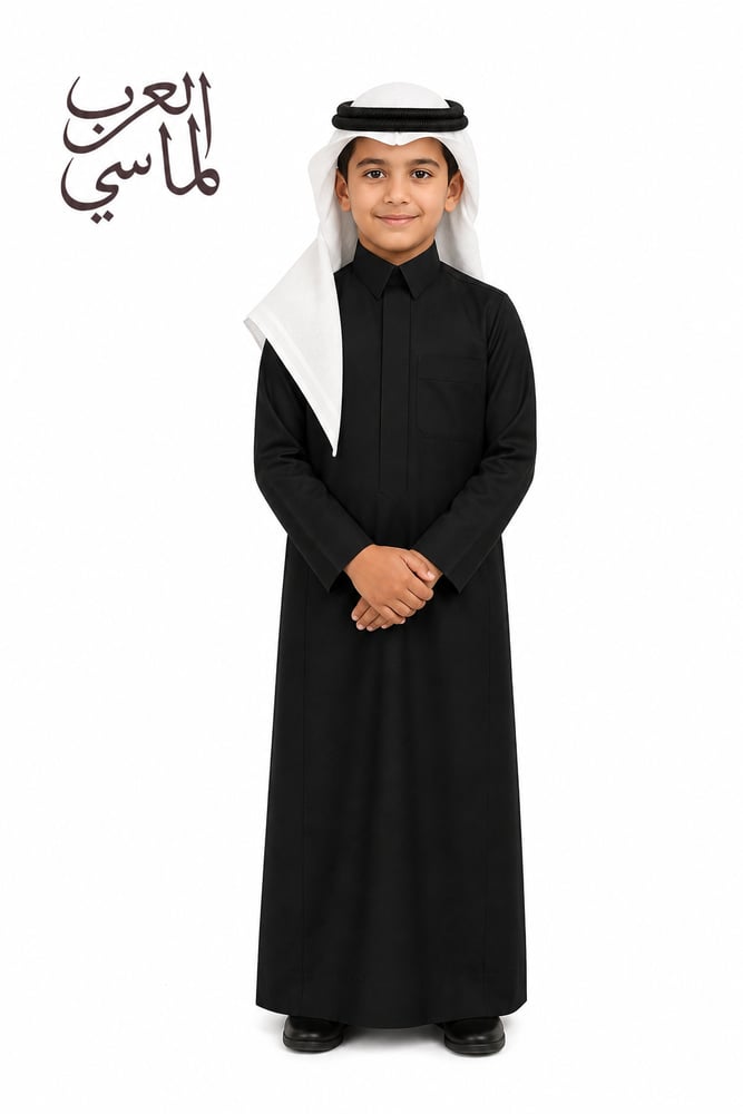 ولد يلبس ثوب أسود قلاب سادة وغترة بيضاء من ثوب العرب – متجر العرب الماسي للمستلزمات الرجالية