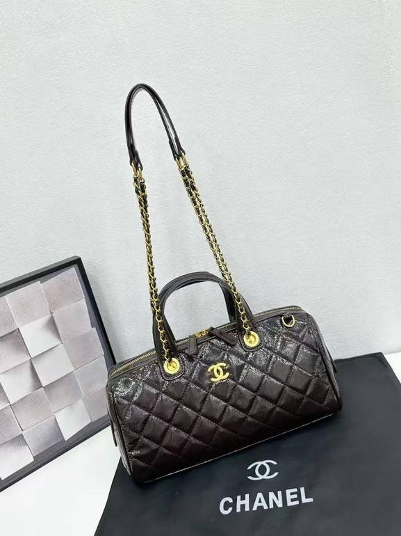 حقيبة يد Chanel سوداء مبطنة بتصميم مميز