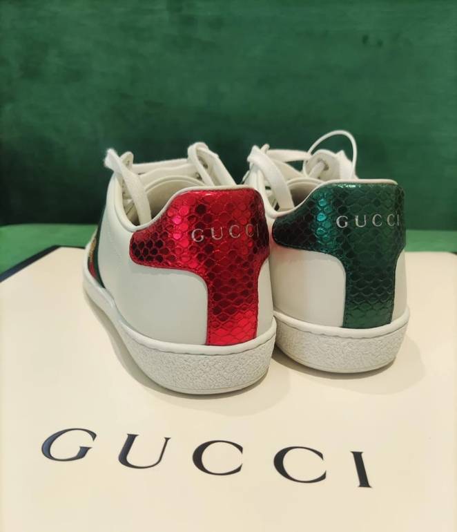 أحذية رياضية بشعار Gucci وحشية حمراء ملفتة
