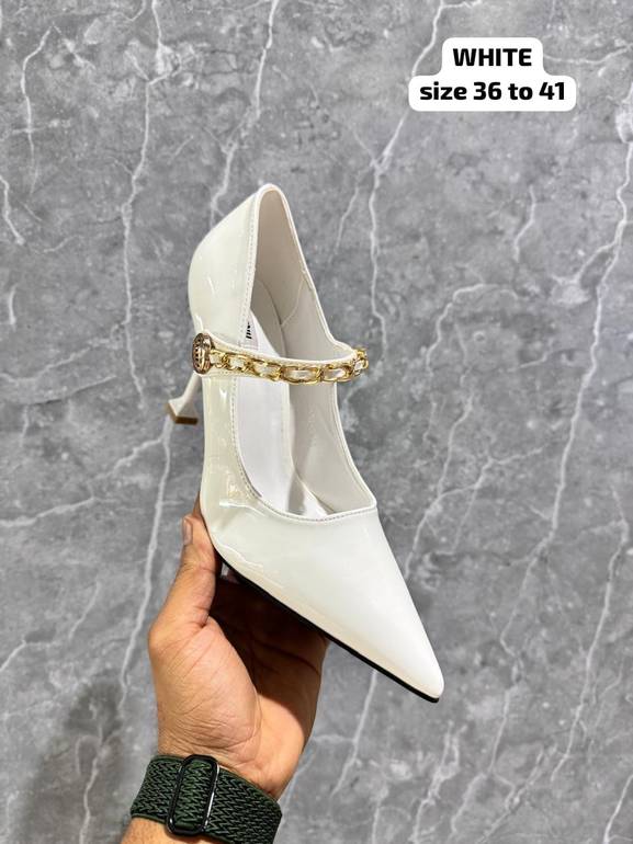 حذاء أبيض عالي الكعب بسلسلة ذهبية