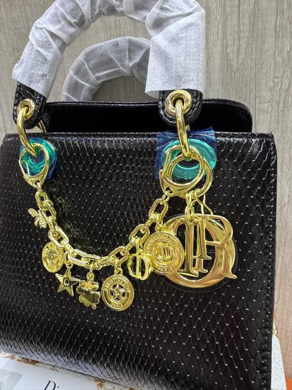 حقيبة سوداء مزينة بزخارف ذهبية متنوعة