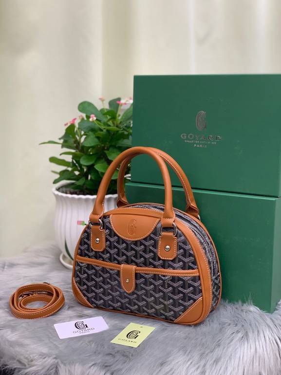شنطة نسائية ماركة جويارد