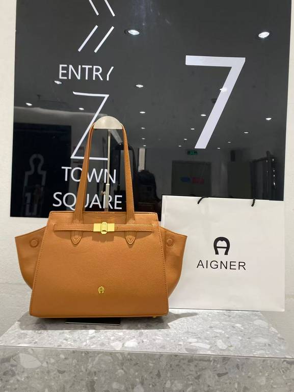 حقيبة جلدية باللون البني فاتح من Aigner