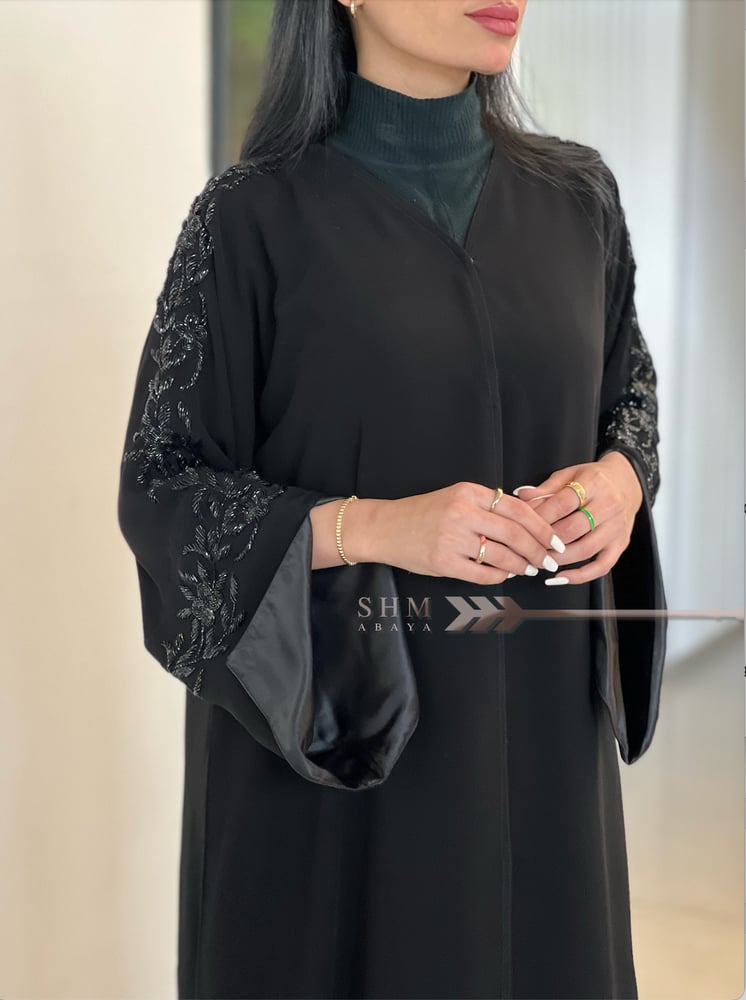 عباية بتطريز اسود