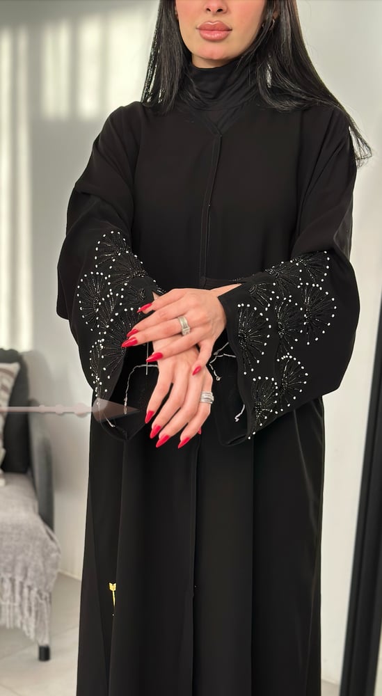 عبايات سوداء كم واسع
